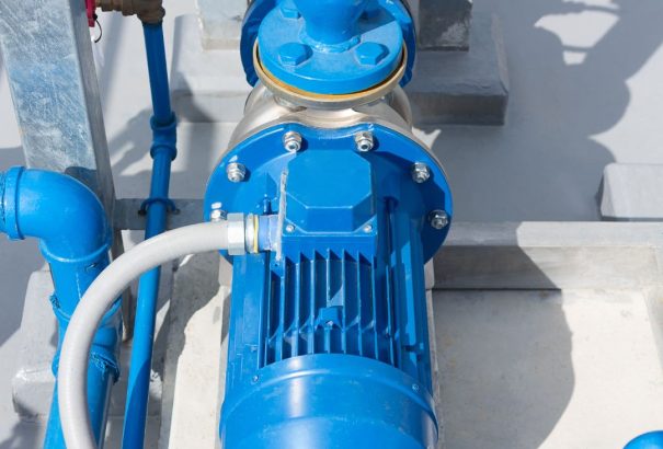 Com que frequência a bomba de água do condomínio deve passar por manutenção?